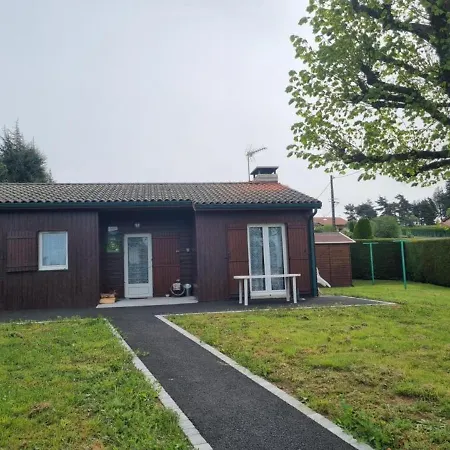 Holiday home Avec Cheminee, Terrasse Et Wifi - Animaux Acceptes - Fr-1-496-163 Usson-en-Forez